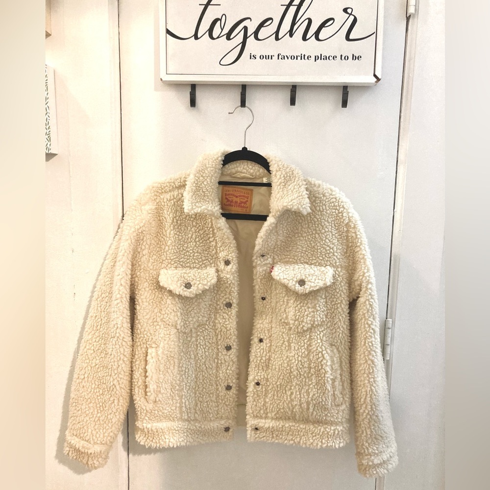 Levis teddy jacket, excellent condition size small perfect for this weather 🍁🧡